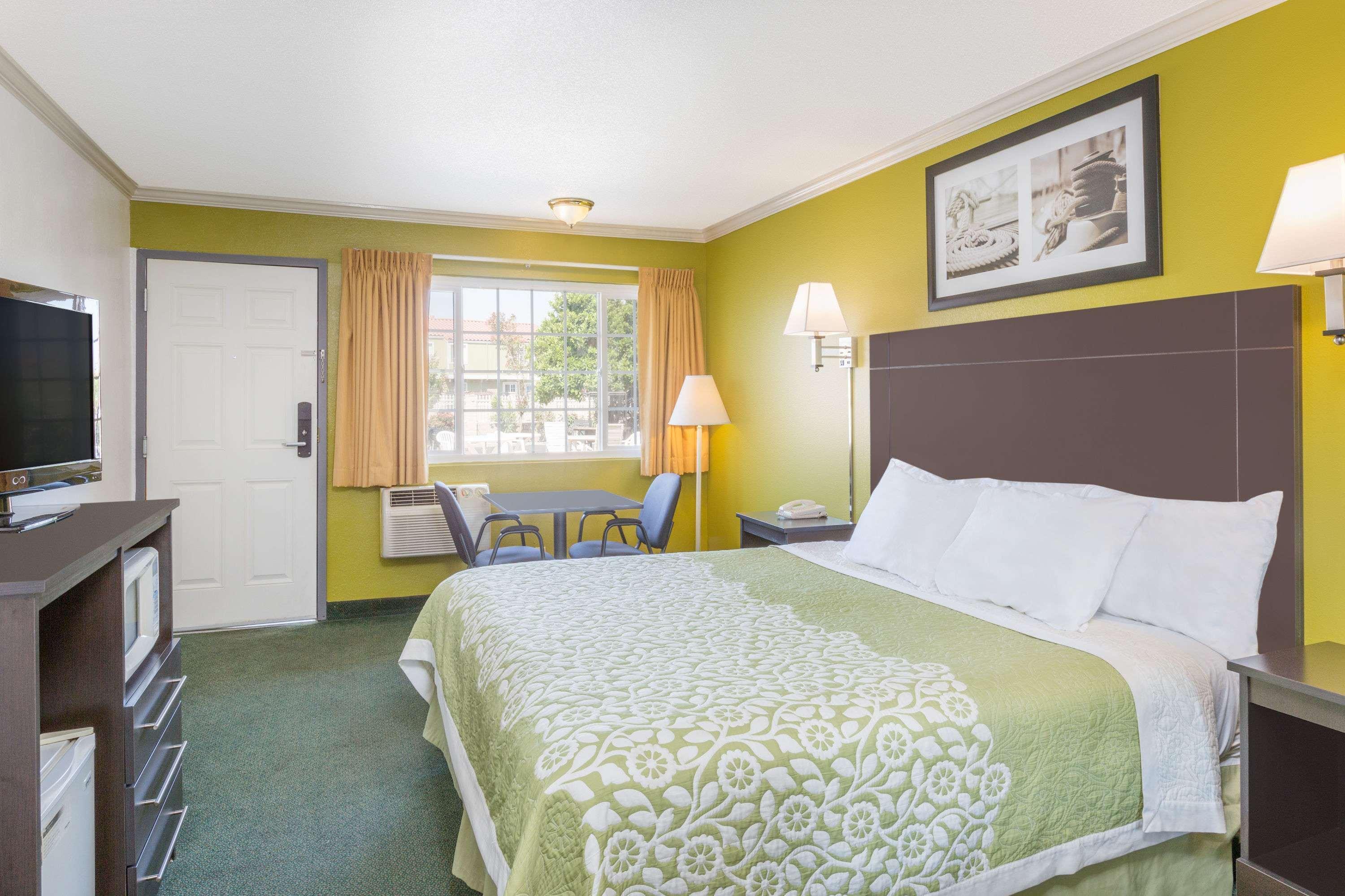 Days Inn By Wyndham King City Exteriér fotografie
