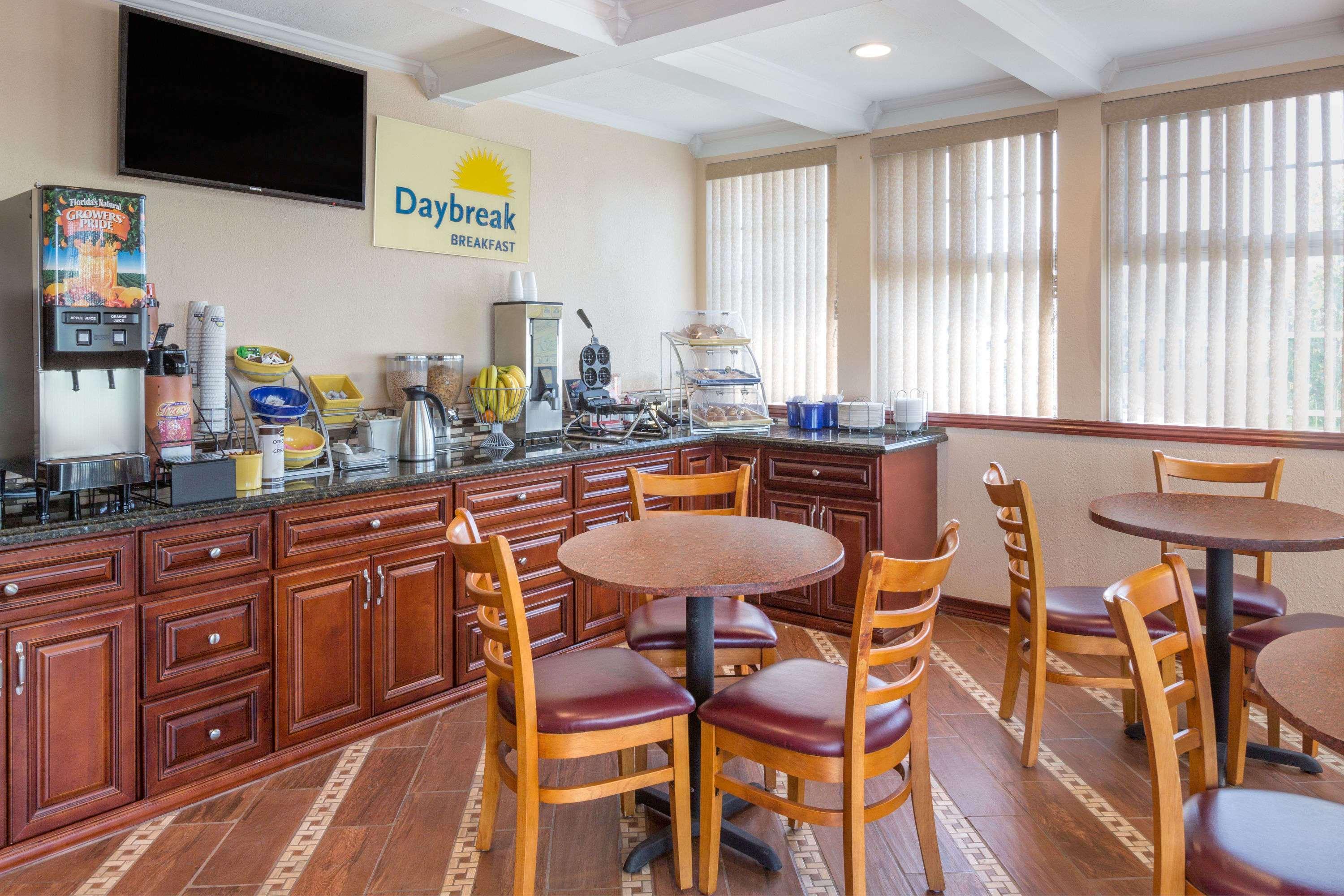 Days Inn By Wyndham King City Exteriér fotografie